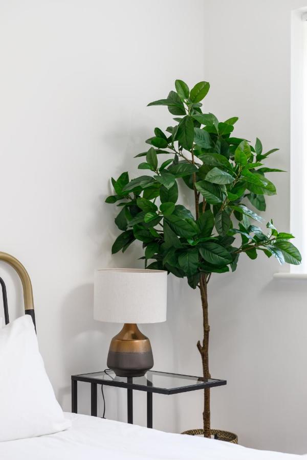 Beachside Retreat 2-Bedroom Gem With Free Private Parking & Outdoor Space Hove Buitenkant foto
