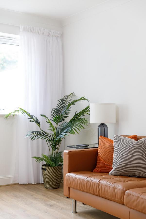 Beachside Retreat 2-Bedroom Gem With Free Private Parking & Outdoor Space Hove Buitenkant foto
