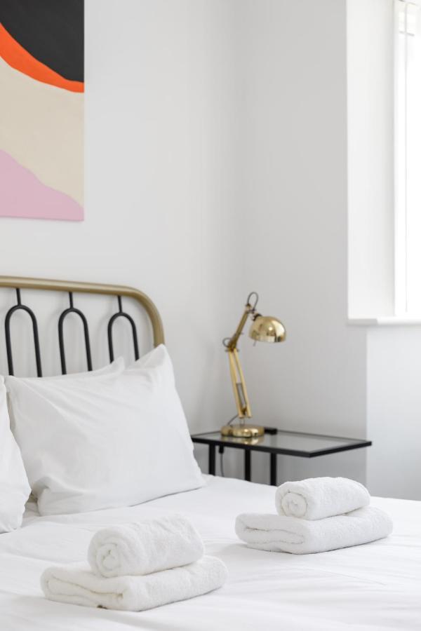 Beachside Retreat 2-Bedroom Gem With Free Private Parking & Outdoor Space Hove Buitenkant foto