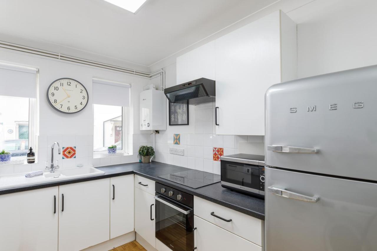 Beachside Retreat 2-Bedroom Gem With Free Private Parking & Outdoor Space Hove Buitenkant foto