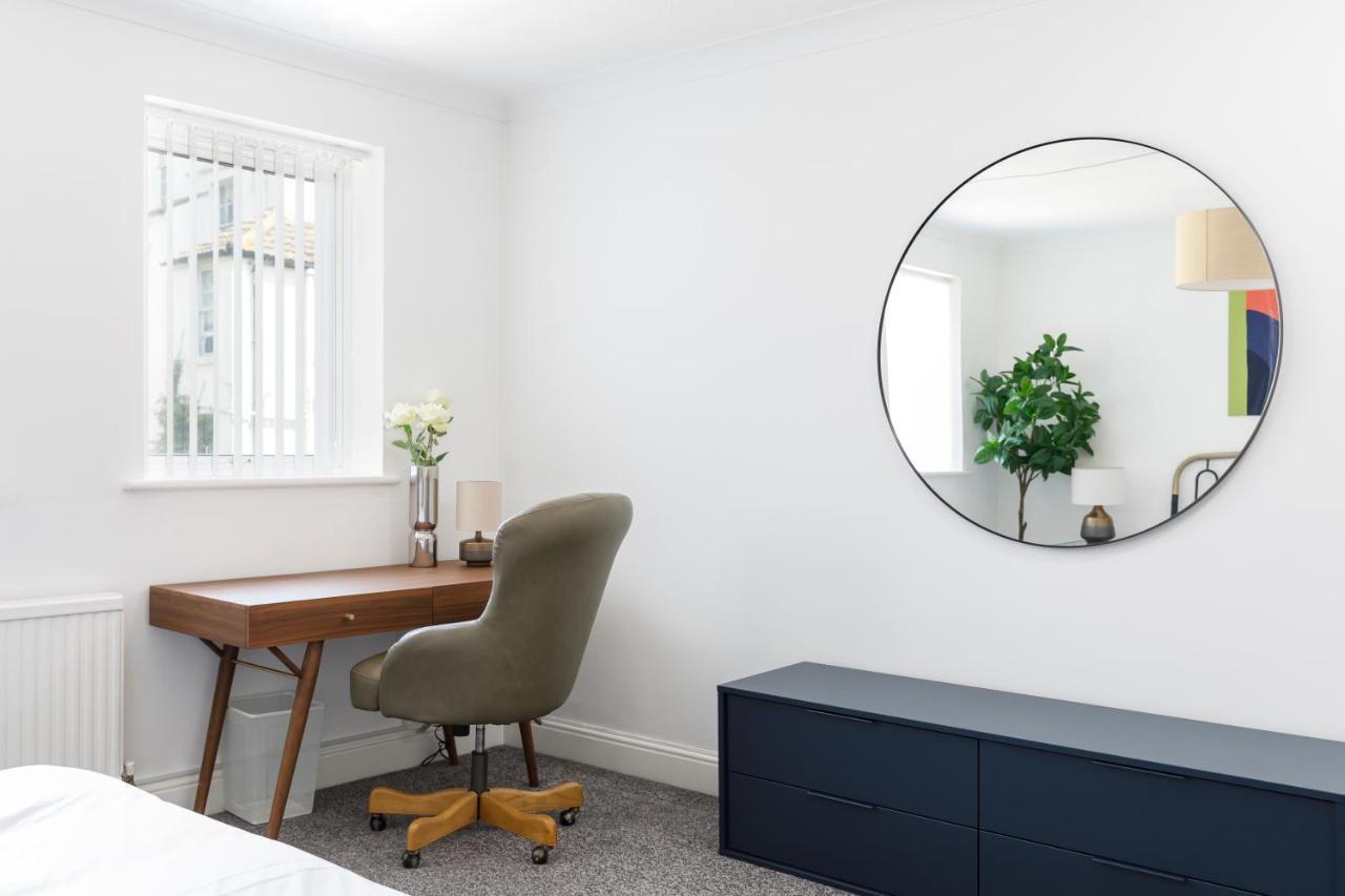 Beachside Retreat 2-Bedroom Gem With Free Private Parking & Outdoor Space Hove Buitenkant foto
