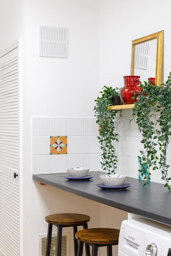 Beachside Retreat 2-Bedroom Gem With Free Private Parking & Outdoor Space Hove Buitenkant foto