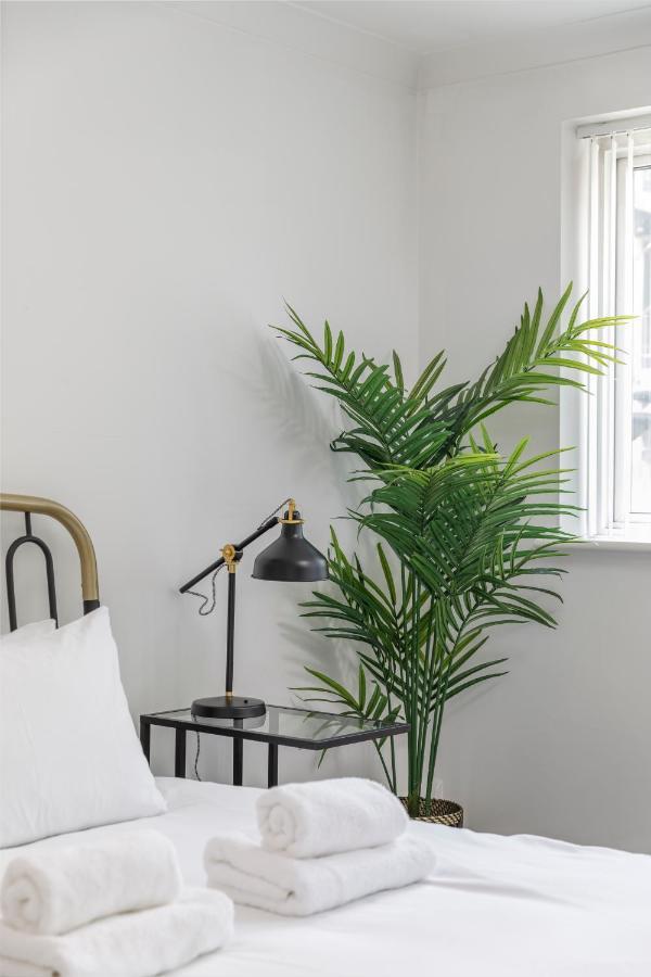 Beachside Retreat 2-Bedroom Gem With Free Private Parking & Outdoor Space Hove Buitenkant foto